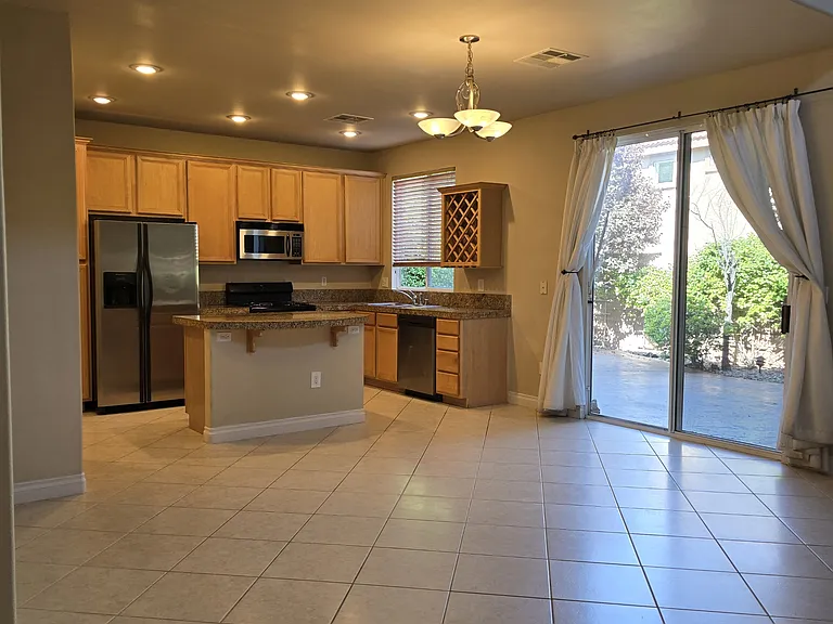 550 Artola St — Photo 10