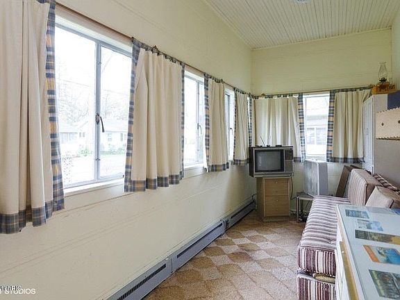 Image 5: 05_46106ElyAve_3_FamilyRoom_LowRes