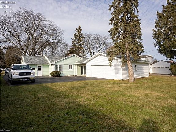 3rd image of 218 Cedar Brook Ln