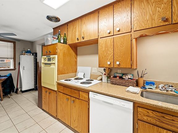 4th image of 4220 Ingersoll Ave #201