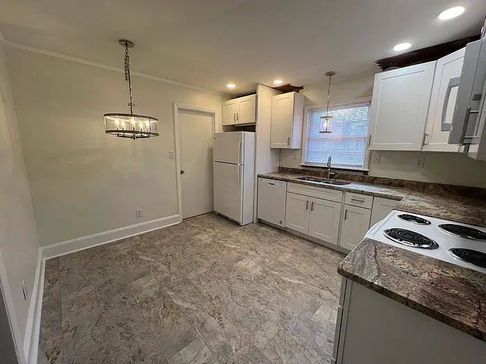3 bed, 1.5 bath, 1330 sqft, $1,795 — Photo 3
