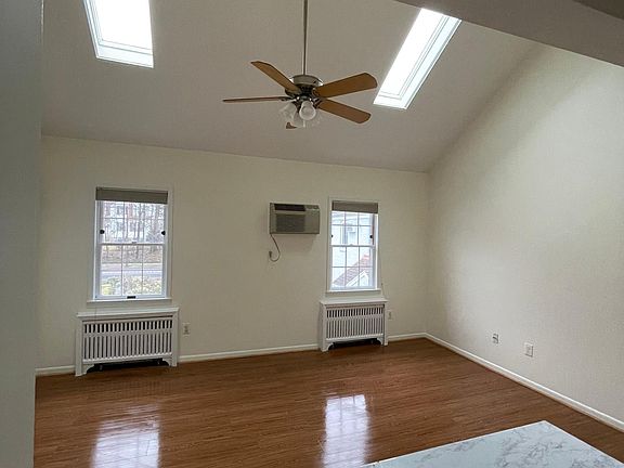 3rd image of 616B Grand Ave #B