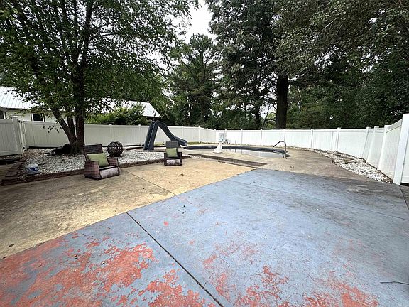4th image of 1129 W North St
