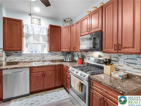 5th image of 2202 Forest St