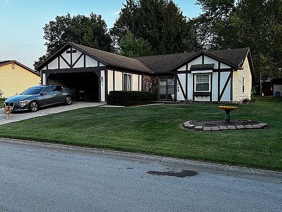 2nd image of 105 W Fairlane Dr