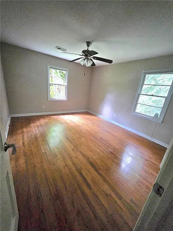 3 bed, 1.0 bath, 1951 sqft, $1,895 — Photo 3