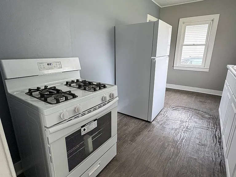 814 9th St SE — Photo 5