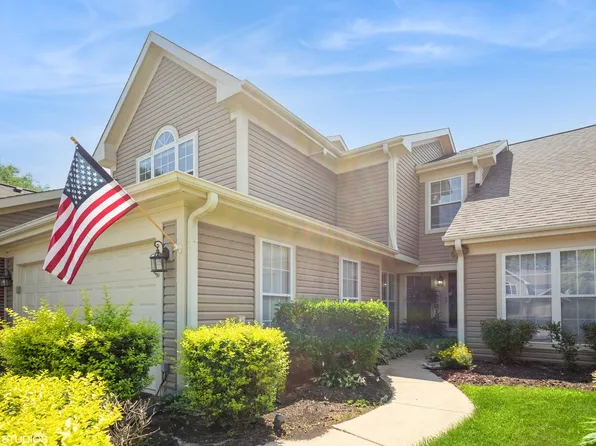 707 Clover Hill Ct, Elk Grove Village, IL 60007