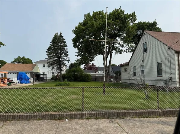 50 Stearns St, Pawtucket, RI 02861