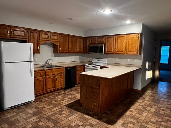 LARGE KITCHEN WITH BAR AREA AND ALL APPLIANCES