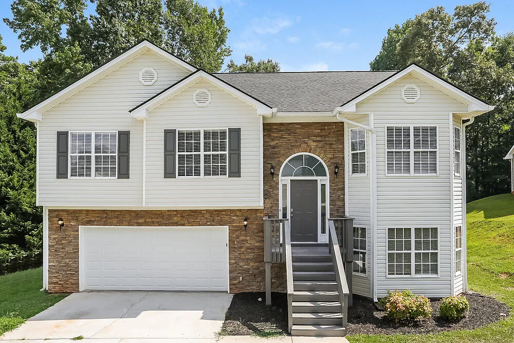 4 bed, 3.0 bath, 2407 sqft, $2,130 — Photo 1