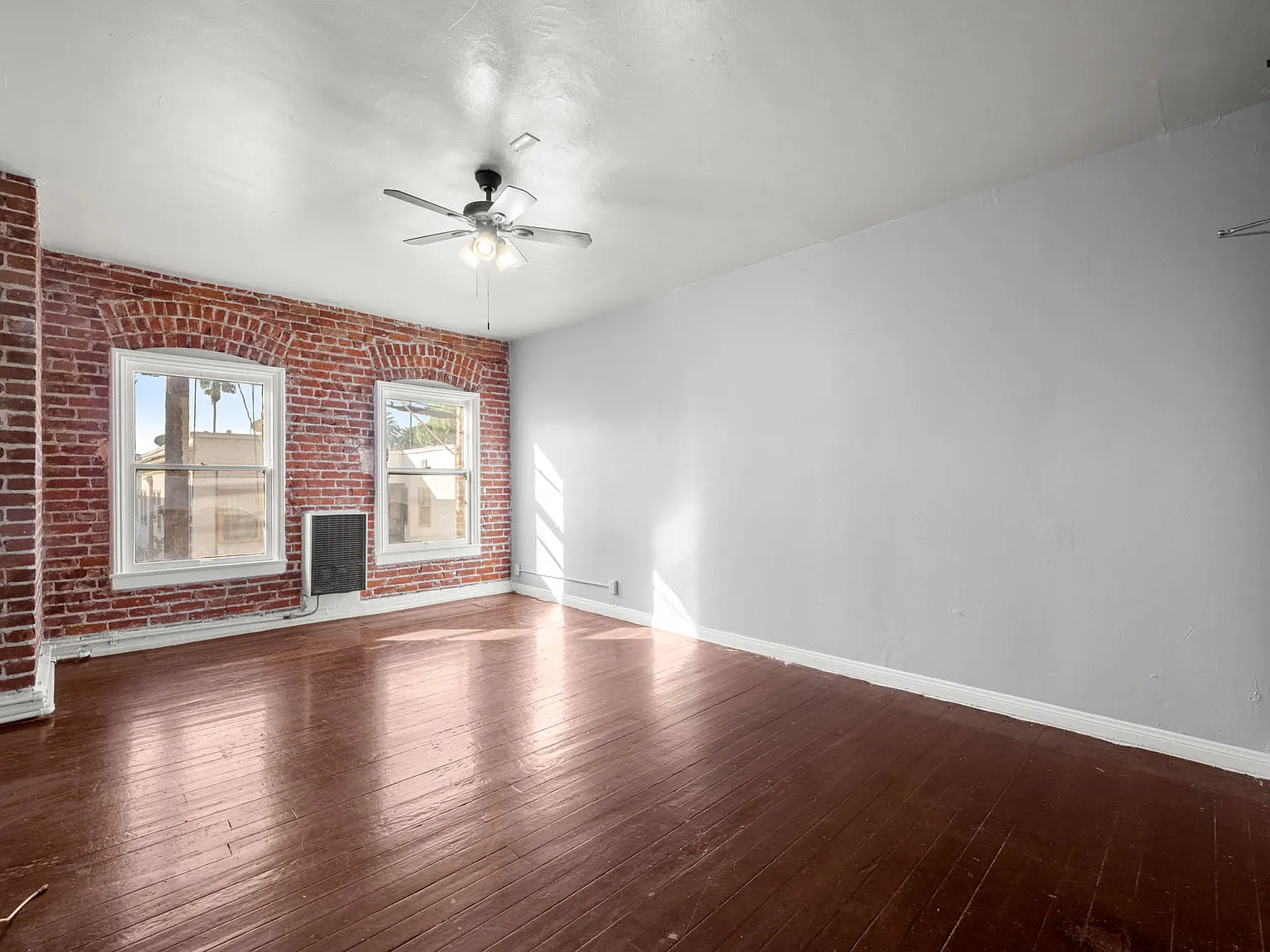 1516 N Hobart Blvd — Photo 2