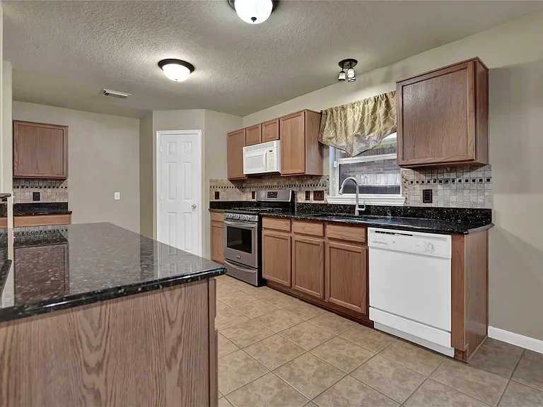 2706 Woodspring Forest Dr — Photo 9