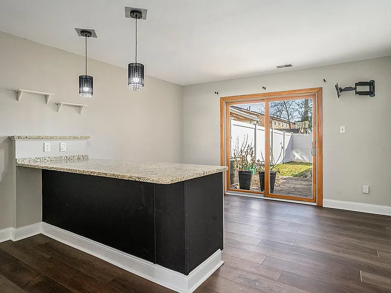 2280 Suzann Dr — Photo 10