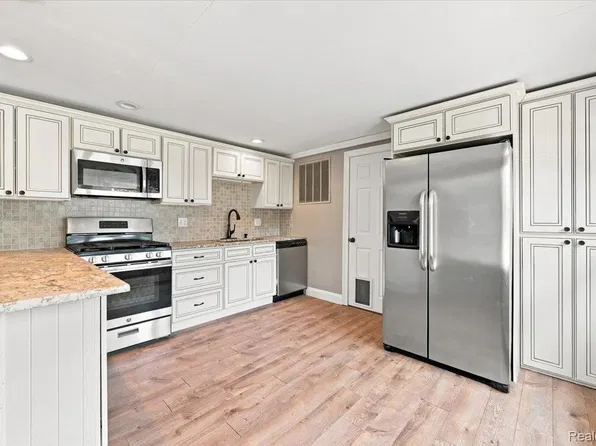 2428 Circle Dr, West Bloomfield, MI 48324