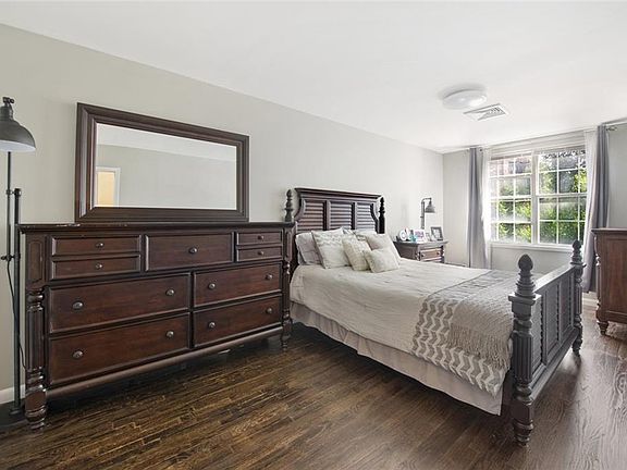 5th image of 476 Bedford Ave #10