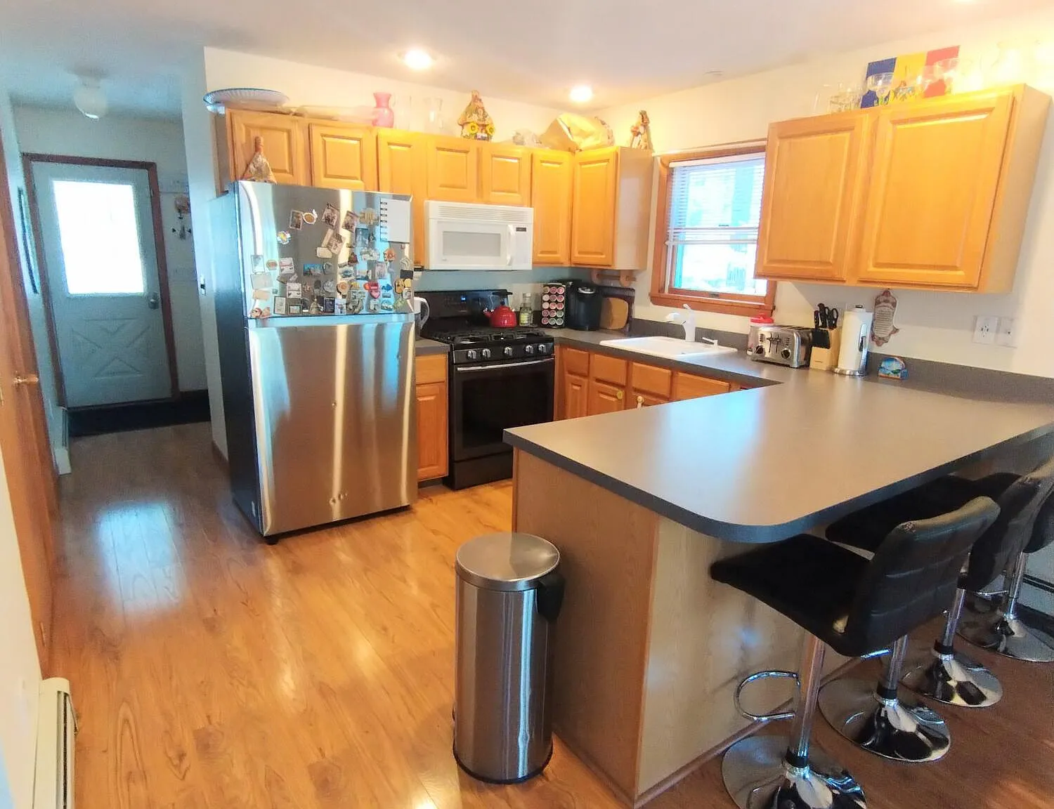 3 bed, 2.0 bath, 1832 sqft, $2,200 — Photo 2