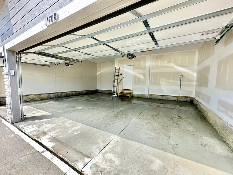 2-car bay in 3 car garage