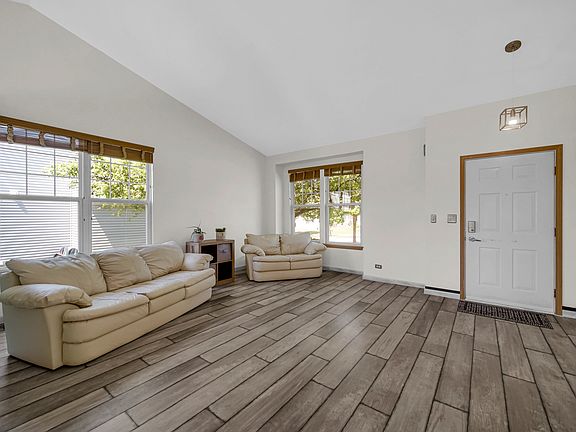 5th image of 676 Hamilton Ln