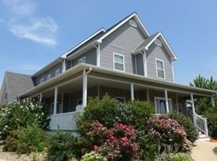 206 Shawnee Dr, Wood River, IL 62095
