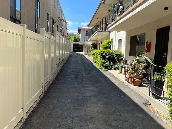 5th image of 14924 Dickens St APT 8