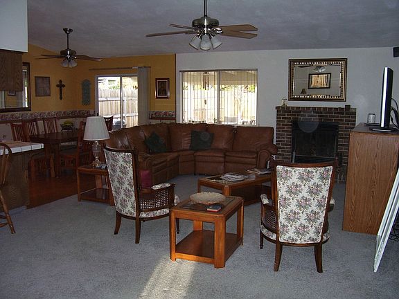 Open Floor Plan w/Fireplace