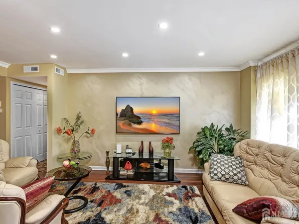 538 Berberis Plz #B, Monroe Township, NJ 08831