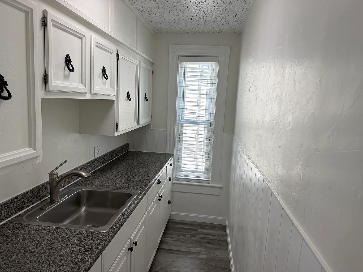 3 bed, 1.0 bath, 1300 sqft, $2,400 — Photo 4