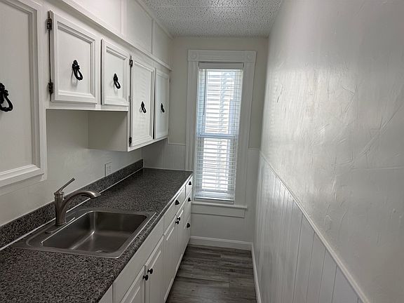 4th image of 201 Cartier St Unit 1