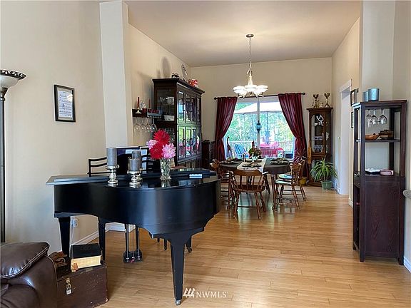 5th image of 160 E Laurel Park
