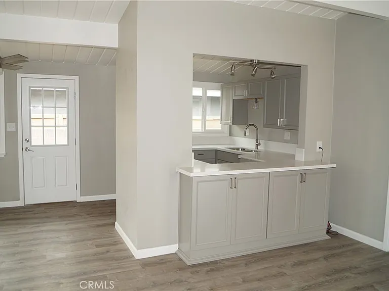 855 W B St — Photo 3