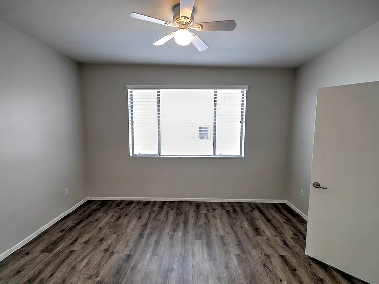 933 E Park Modern Dr — Photo 16