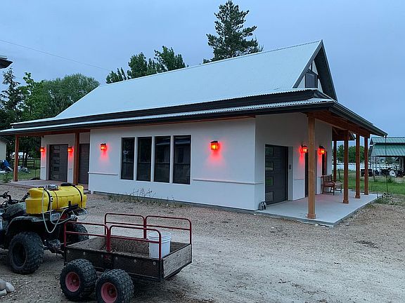 Garage & workshop
