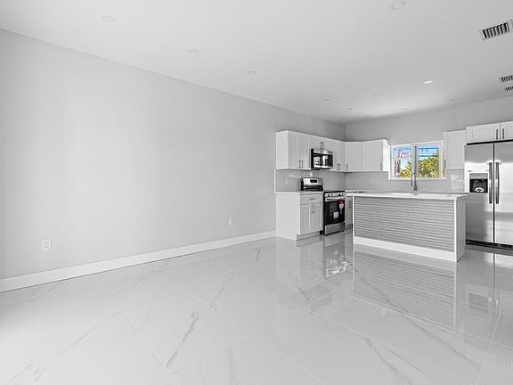 4th image of 31569 Avenue D
