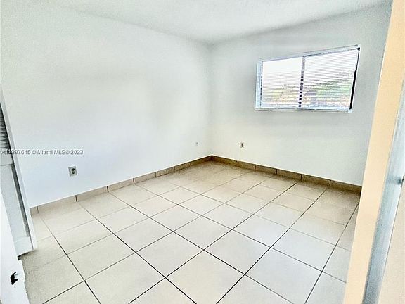 3rd image of 400 Palm Cir W APT 202