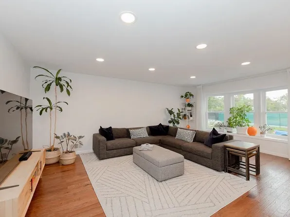 121 W 42nd St, Bayonne, NJ 07002
