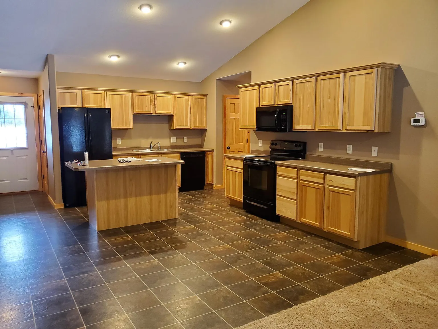3 bed, 1400 sqft, $1,755 — Photo 2