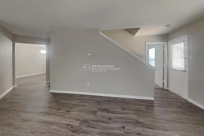 4 bed, 2.5 bath, 2600 sqft, $2,400 — Photo 3