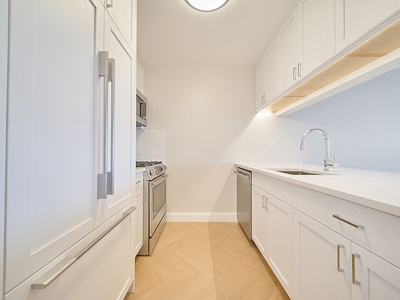 5th image of 160 Riverside Blvd APT 9A