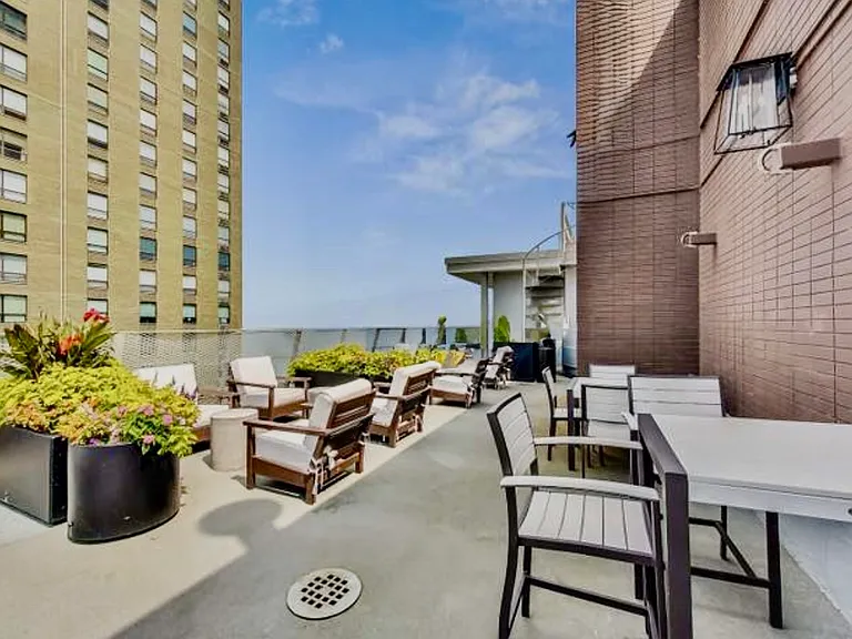 129 E Bellevue Pl #301 — Photo 35