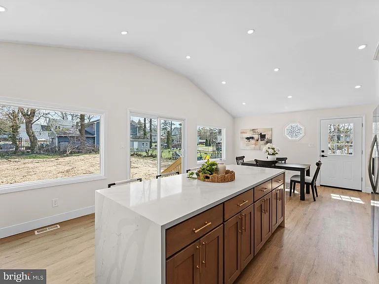 204 E Mill Rd — Photo 10
