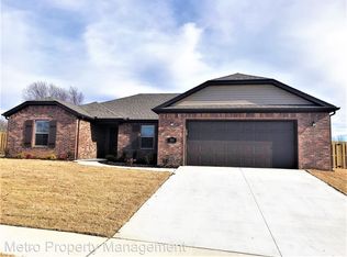700 Eagle Dr, Gravette, AR 72736