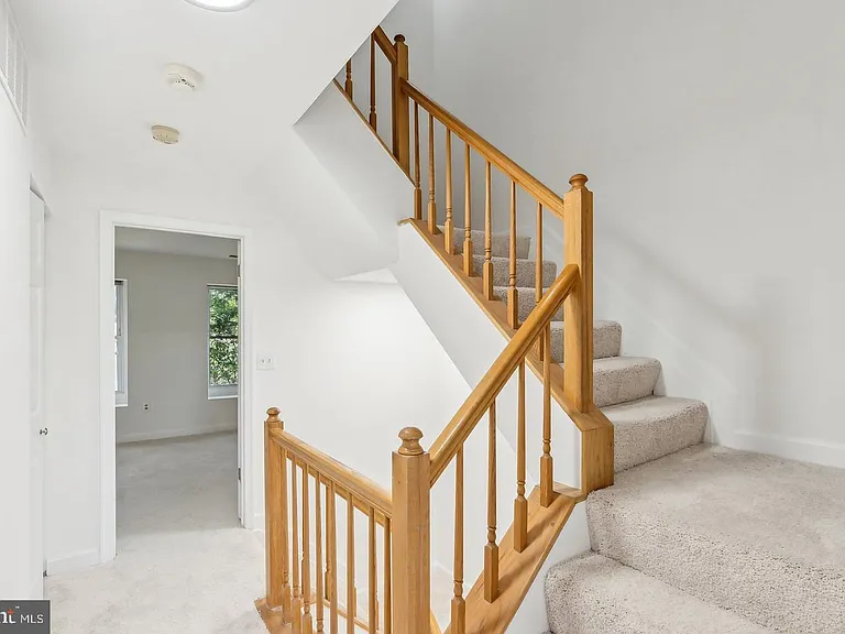 695 W Glebe Rd — Photo 11
