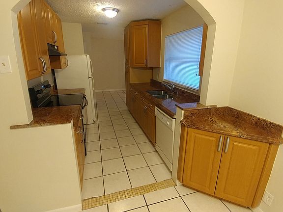 3rd image of 334 SW 32nd Ave