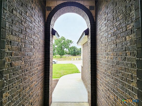5th image of 806 Eagle Heights Dr