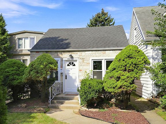 3rd image of 4438 N Narragansett Ave