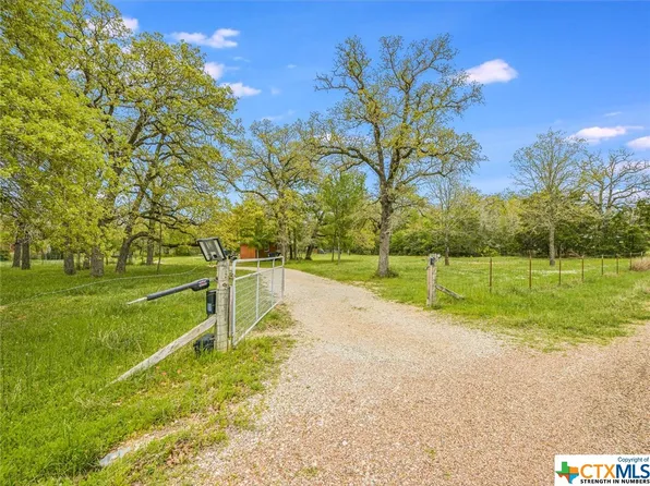 1475 Drewry Ln, Lexington, TX 78947