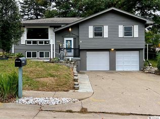 8823 Spaulding Cir, Omaha, NE 68134