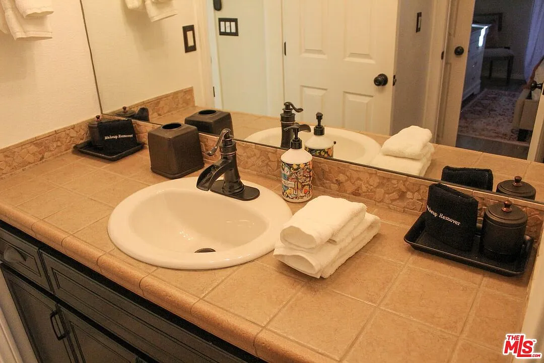 3 bed, 2.5 bath, 1734 sqft, $5,000 — Photo 3