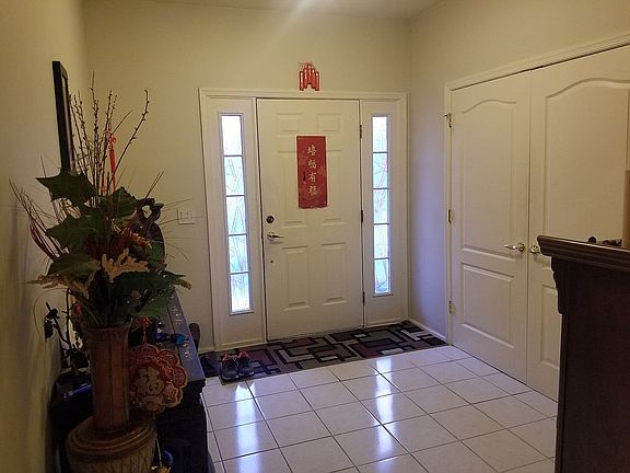 Foyer w/ double door closet